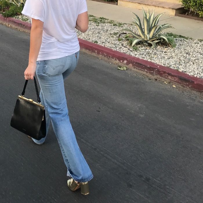 一个女人走，从后面看