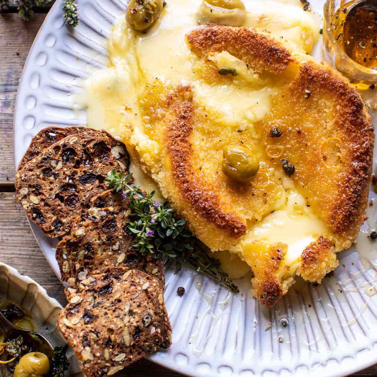 平底锅煎布里干酪