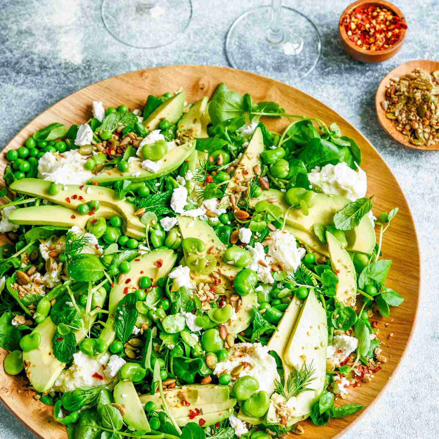 牛油果、蚕豆和山羊奶酪沙拉