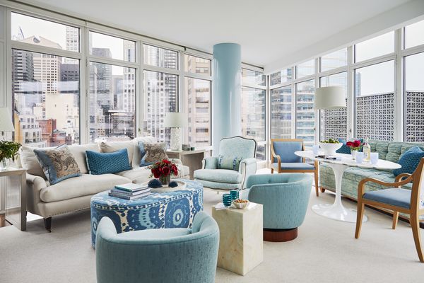 大型城市公寓，蓝色古典家具。