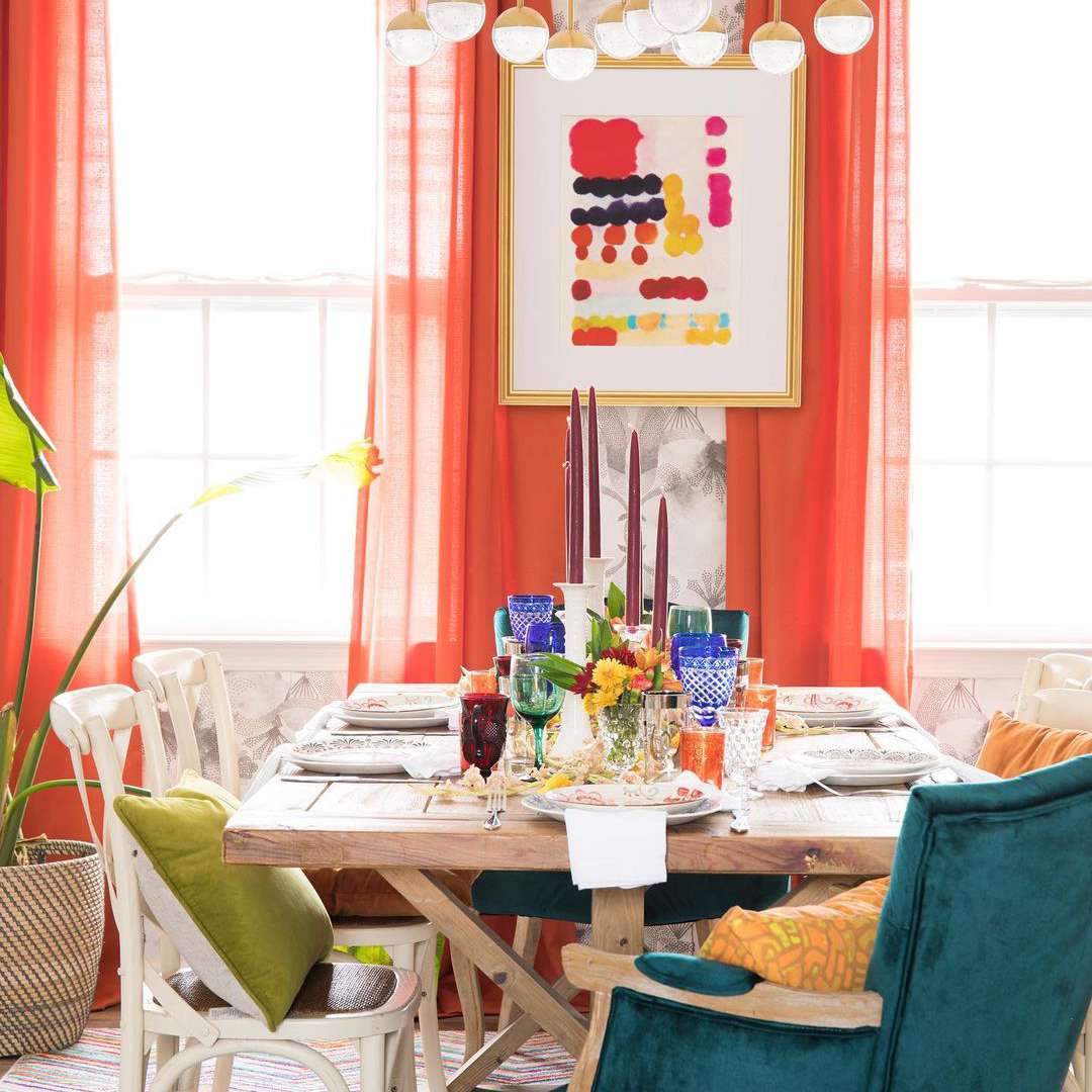 餐厅的橙色窗帘