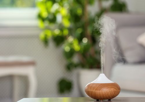 关于对模糊的背景表芳香油扩散灯