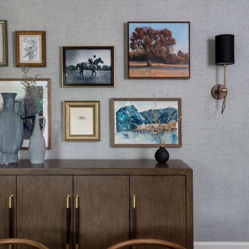 有艺术品和壁灯的书柜