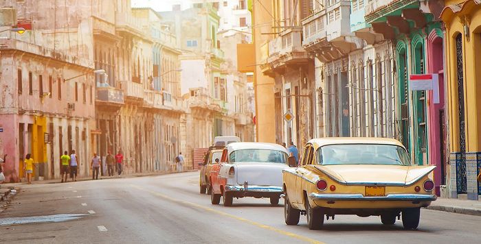 为古巴哈瓦那的坏人做瑜伽