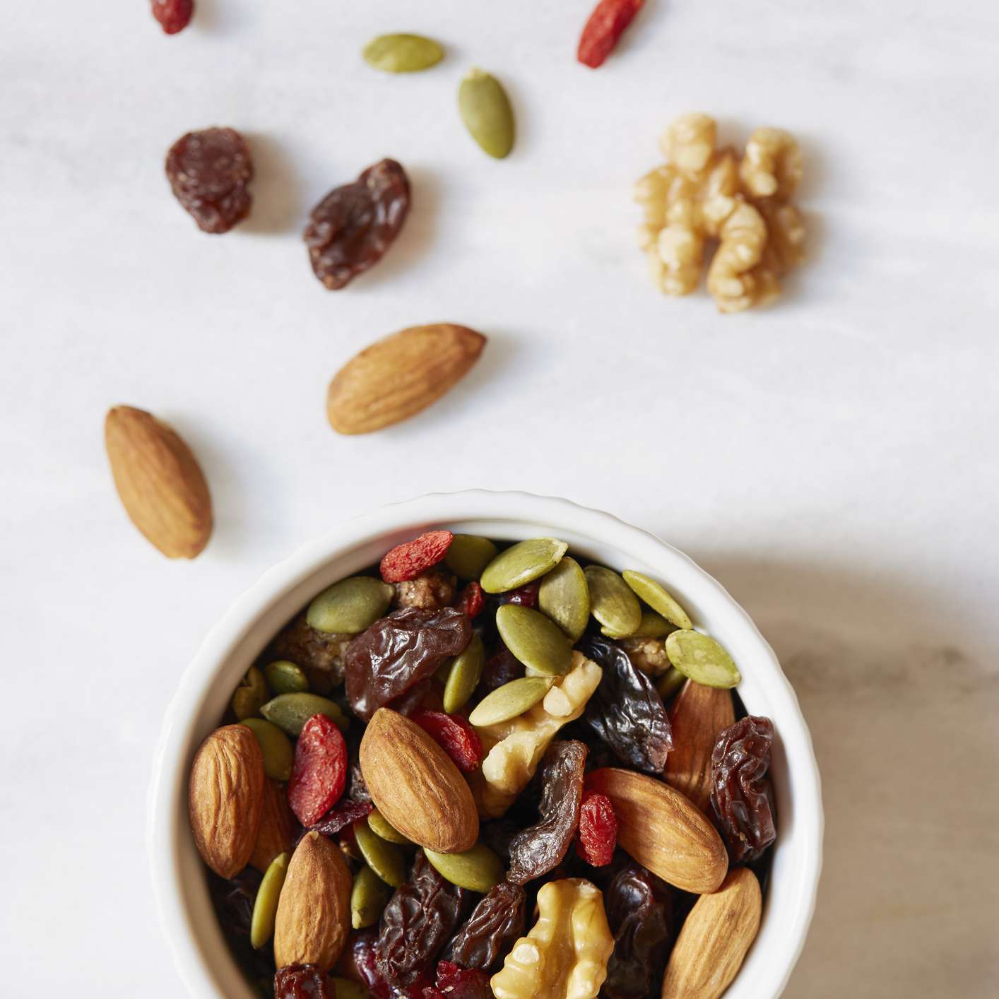 坚果和种子，包括杏仁和核桃碗
