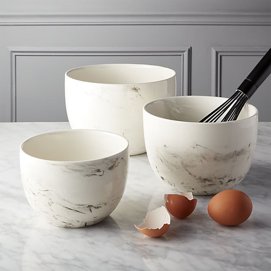 陶瓷碗和搅拌器。