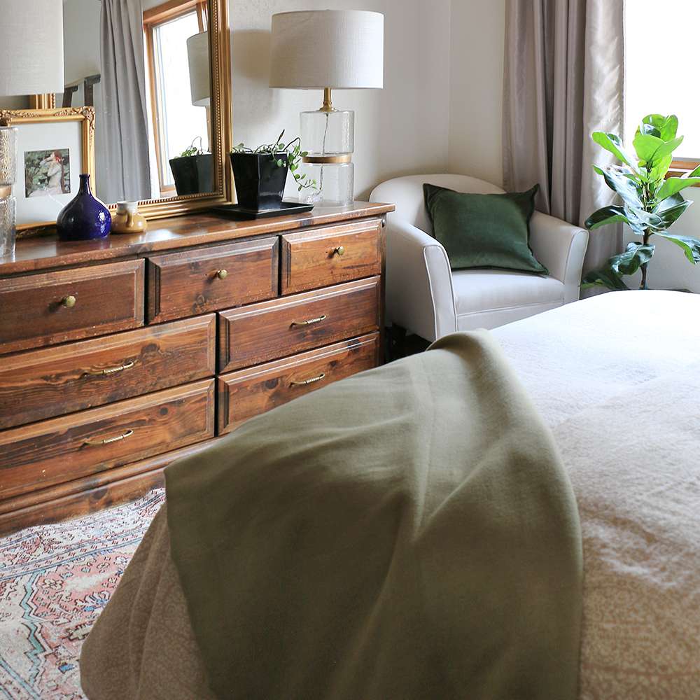 华丽的镜子坐在床上的梳妆台上。