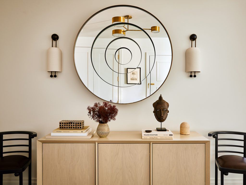 木制梳妆台和独特的螺旋镜。