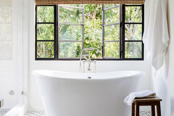 现代浴室配有浸泡浴缸和图形瓷砖