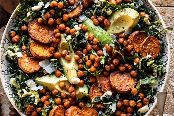 羽衣甘蓝凯撒沙拉与塔希尼酱