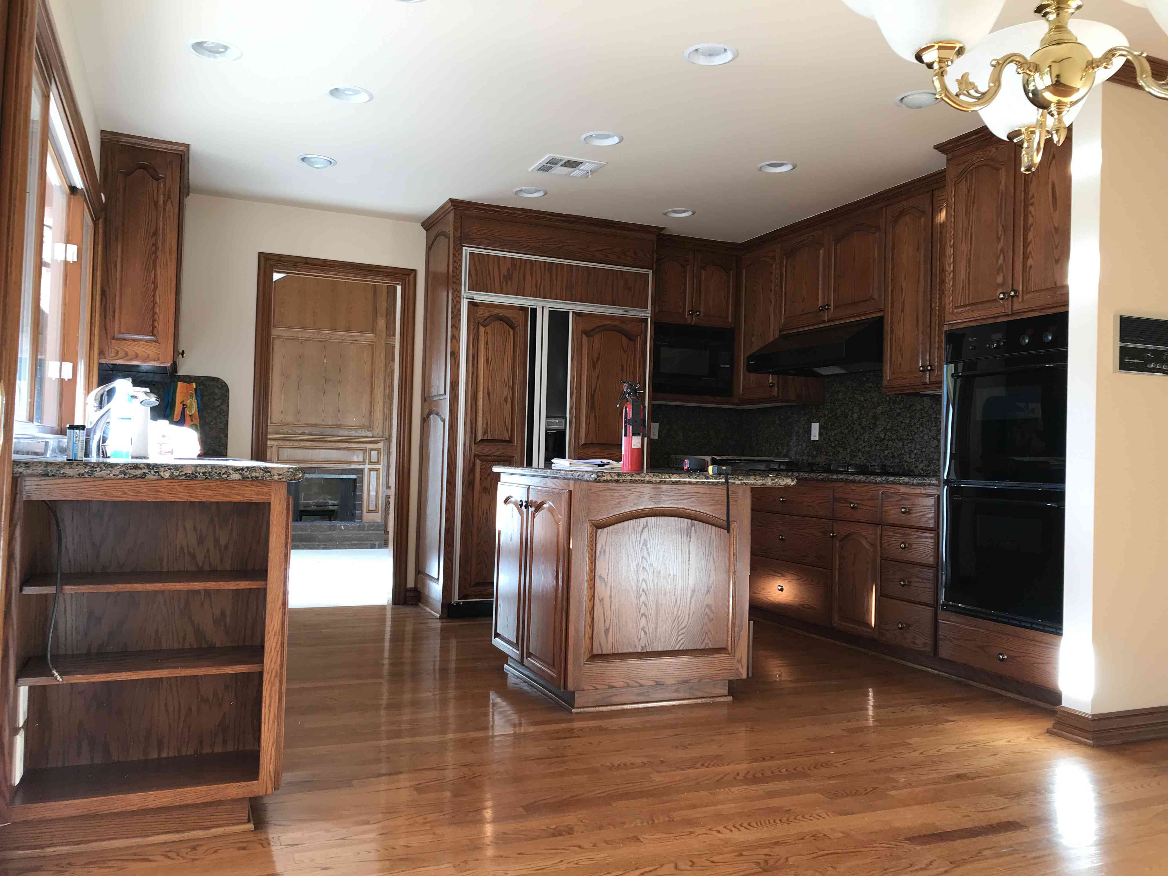 在拍摄的厨房之前。