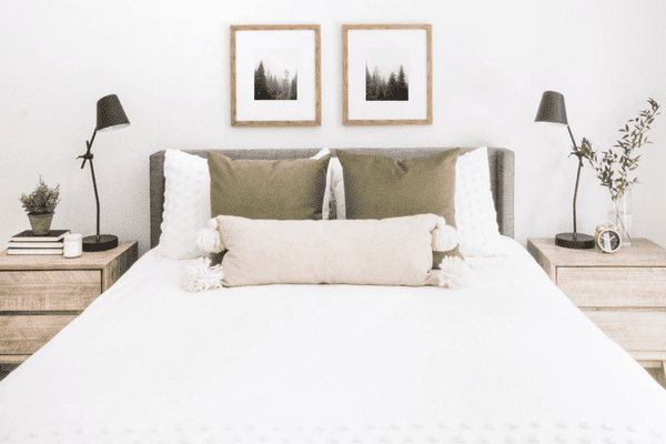 一间极简主义风格的卧室，配有时髦的现代台灯