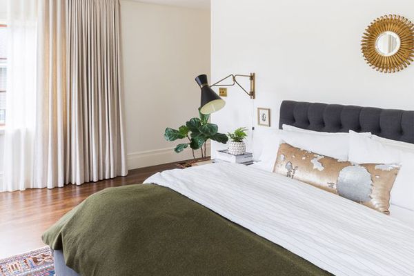 一间带有橄榄绿床上用品的中性卧室