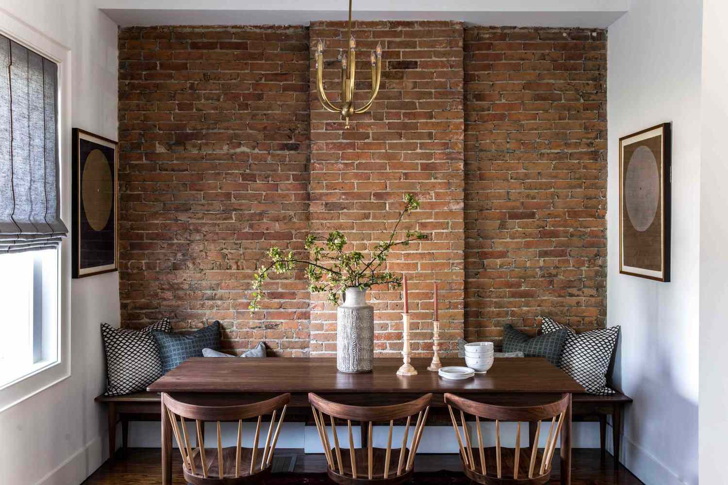 木制餐厅桌子上面配上烛台，植物和几碗