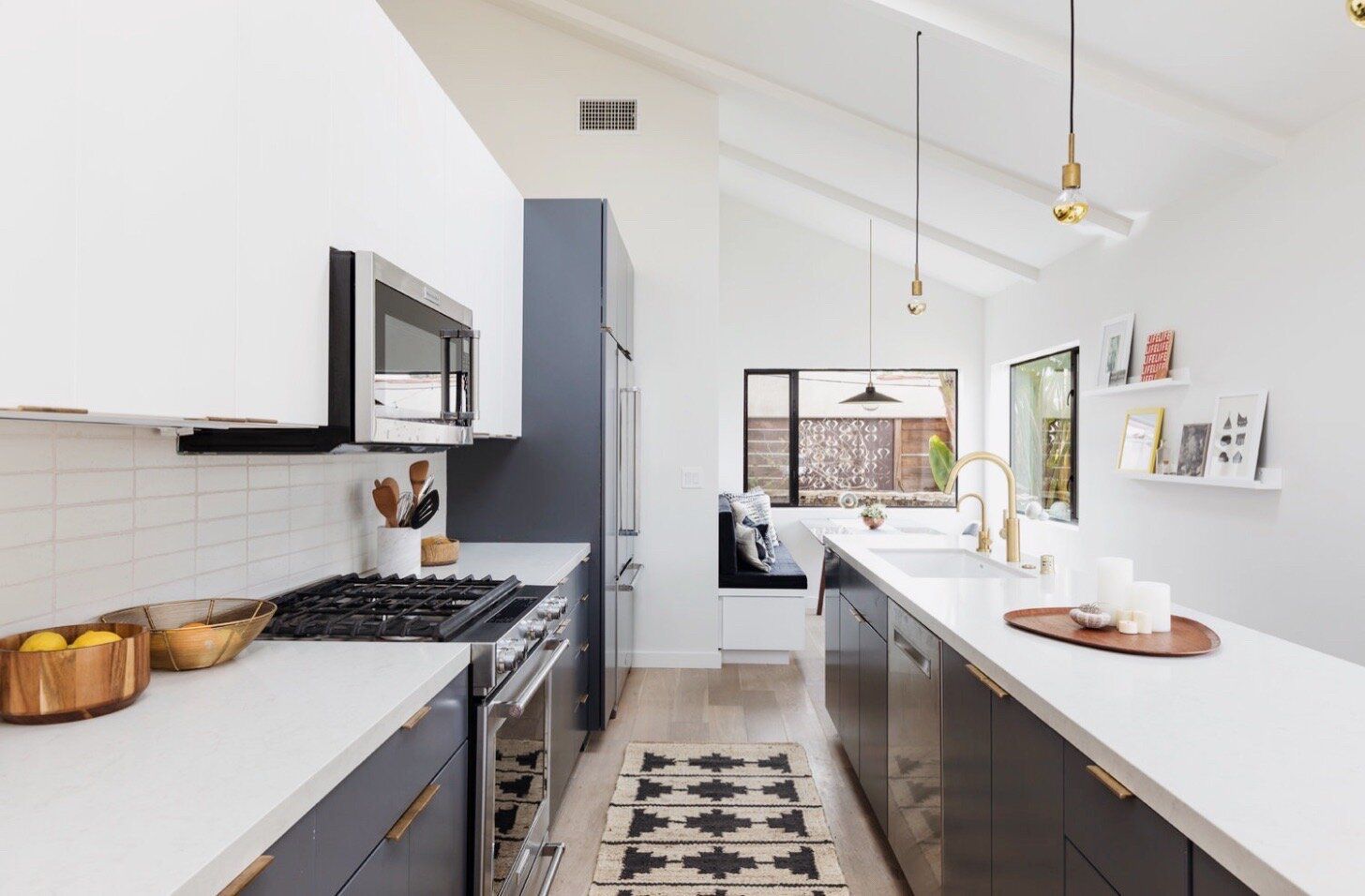 蓝色和白色厨房