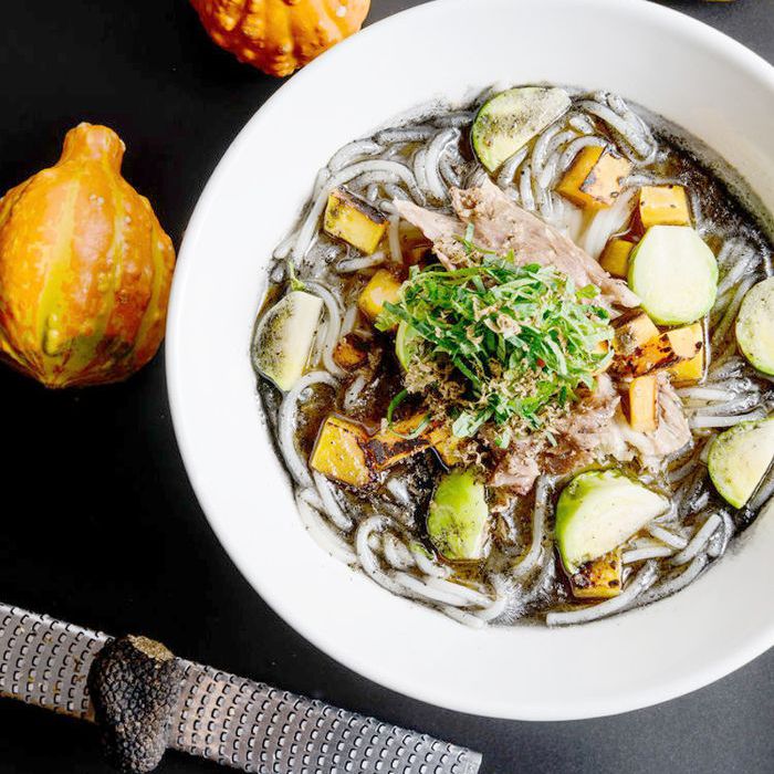 一碗米鲜面，周围放三个橙汁南瓜