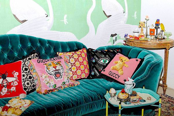 绿色天鹅绒沉睡，有绣花的Gucci靠垫。