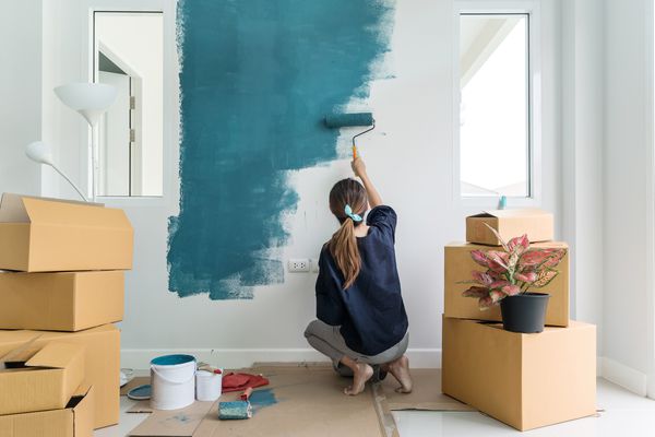 woman painting wall”class=