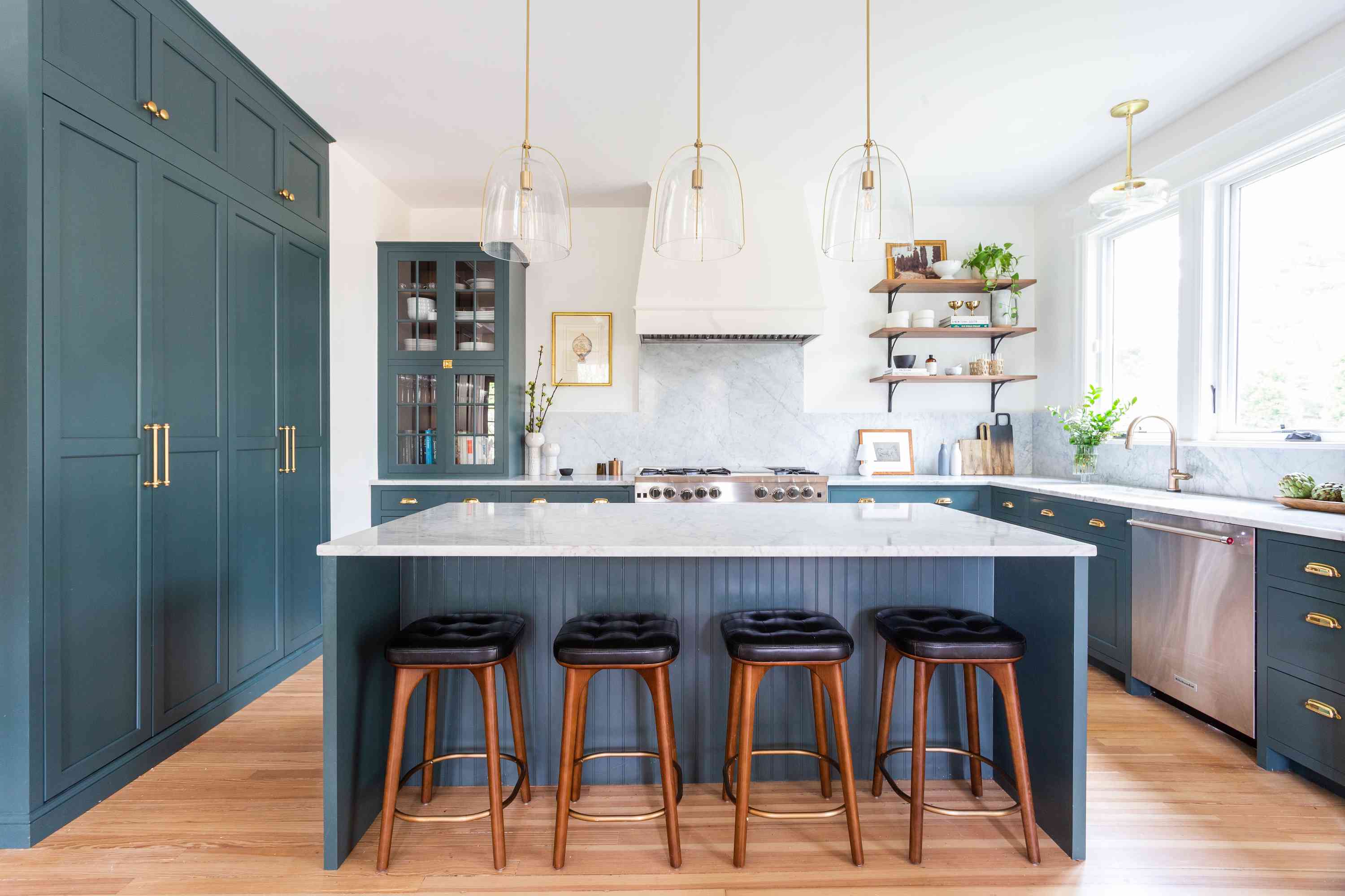 经典厨房与蓝绿色橱柜。