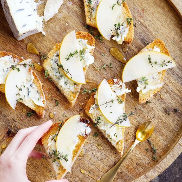 蓝奶酪和亚洲梨面包片