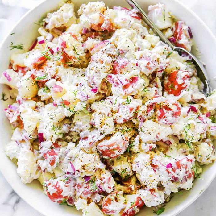 奶油Dilled红土豆沙拉配菜比萨饼