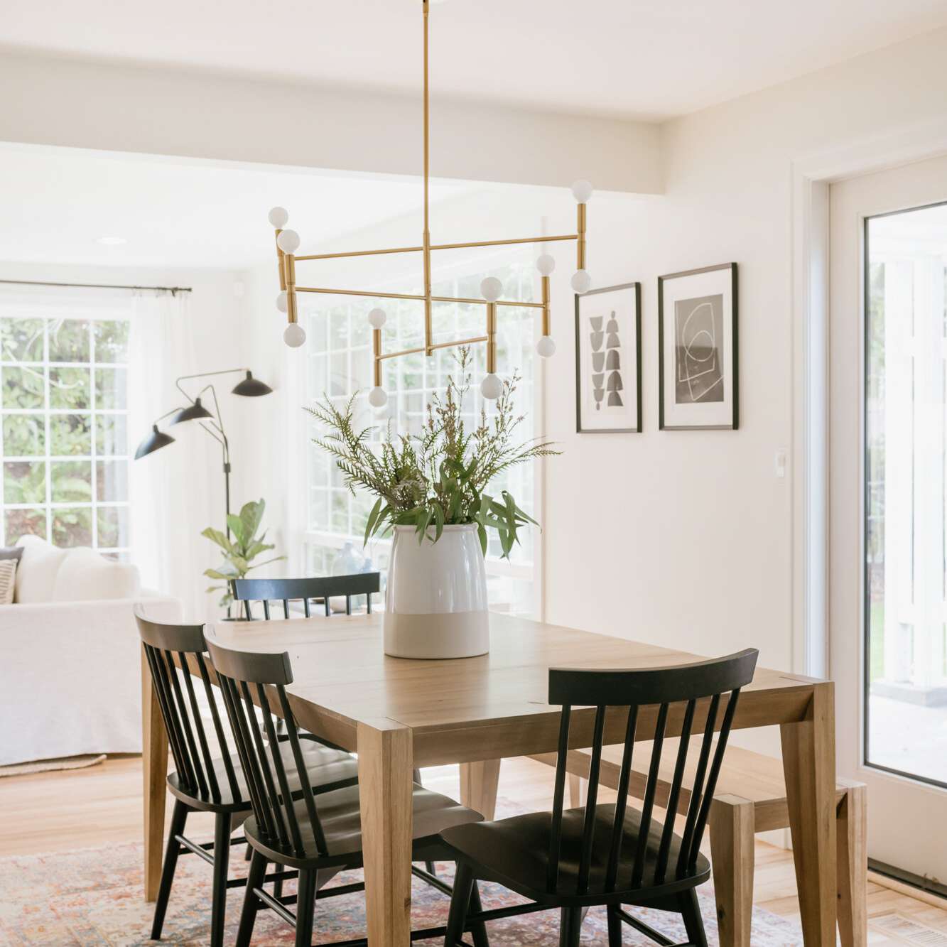 厨房用黑色的椅子和地毯图案。