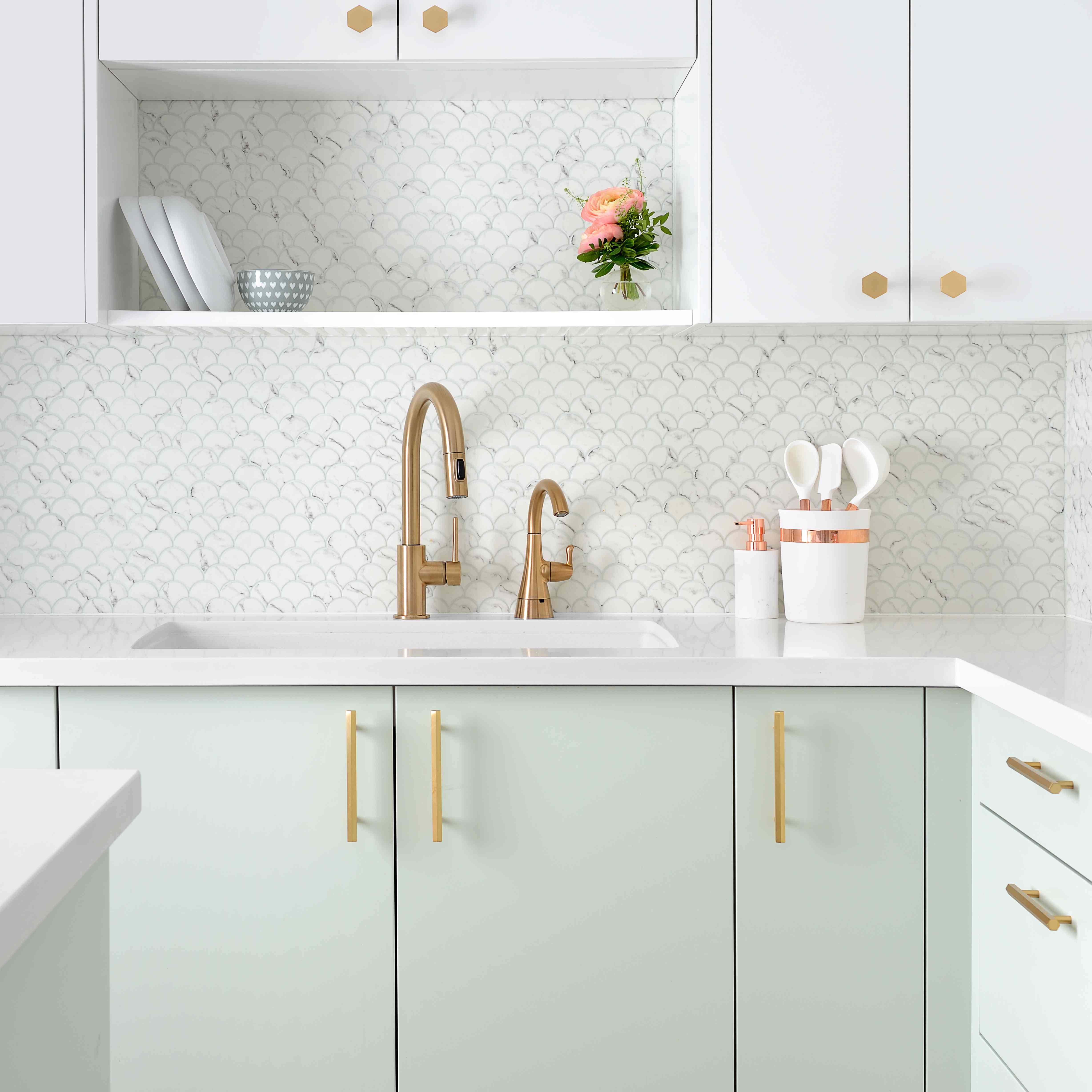 有鱼鳞大理石的薄荷的绿色厨房