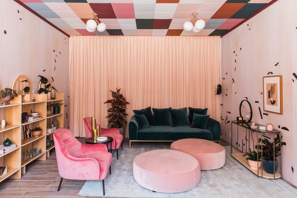 有彩色棋盘上限的客房