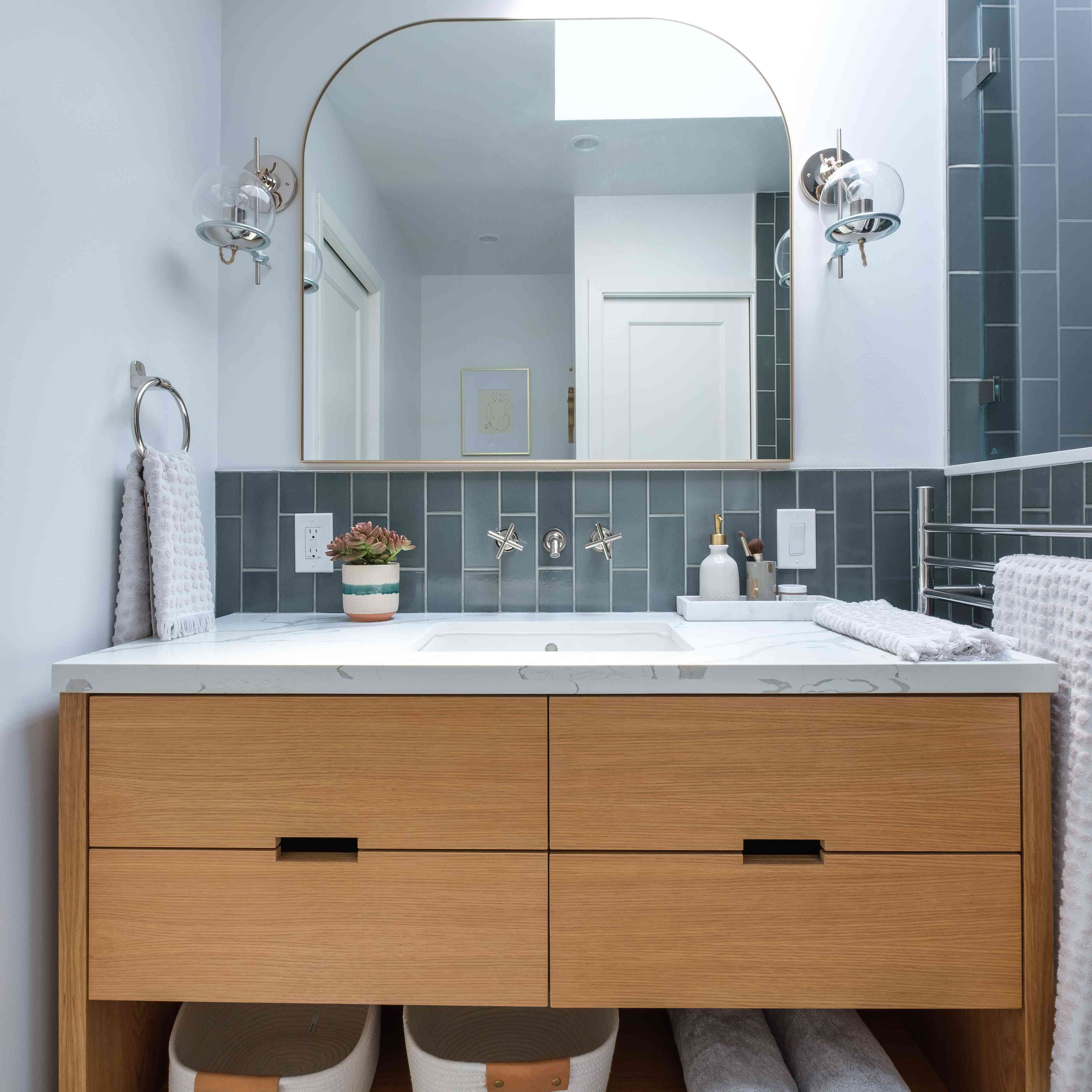 一周的化妆-吉娜·蕾切尔小浴室化妆后的照片