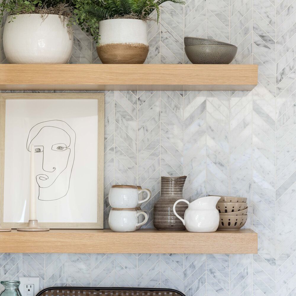 带有大理石瓷砖的厨房背板，这已布置在雪佛龙模式