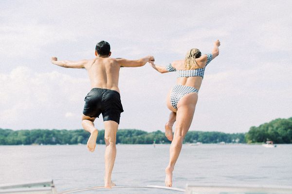 新娘和新郎跳下小船