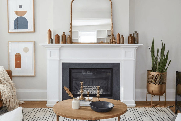 咖啡桌上的烛台。