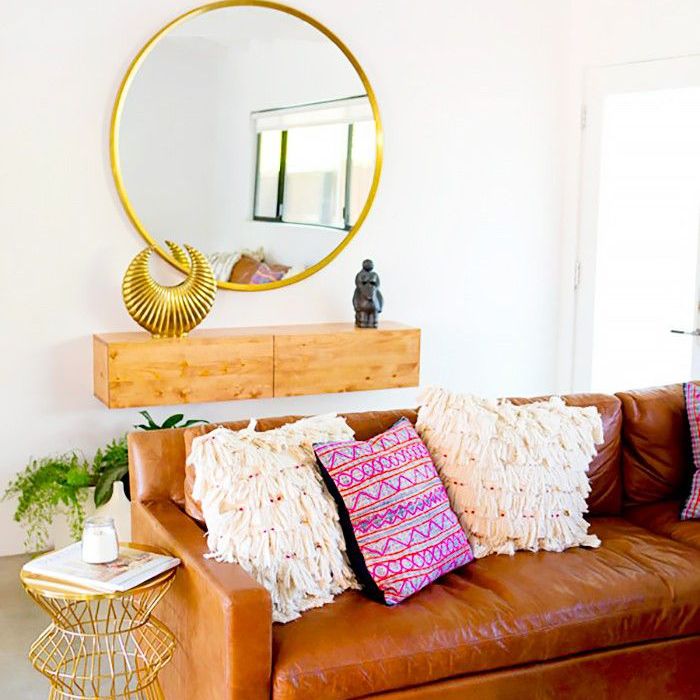 金色装饰的现代客厅