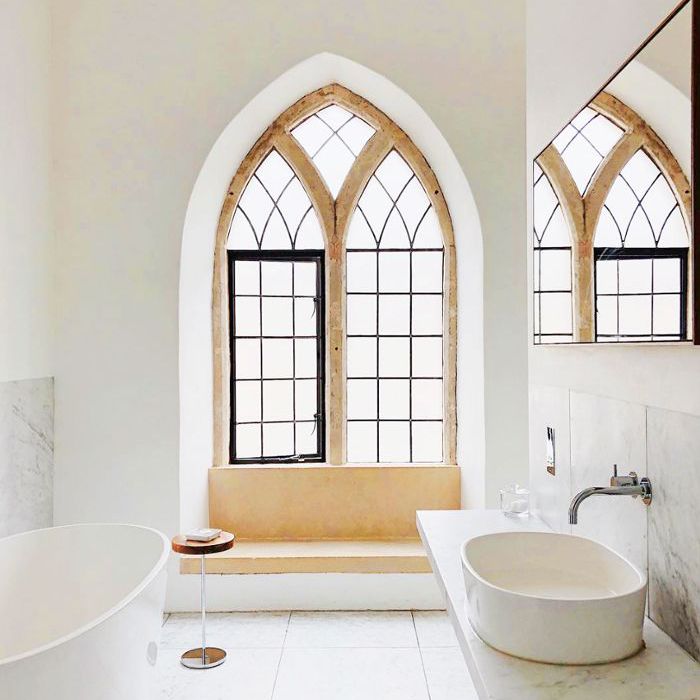 与独立浴缸的浴室简约