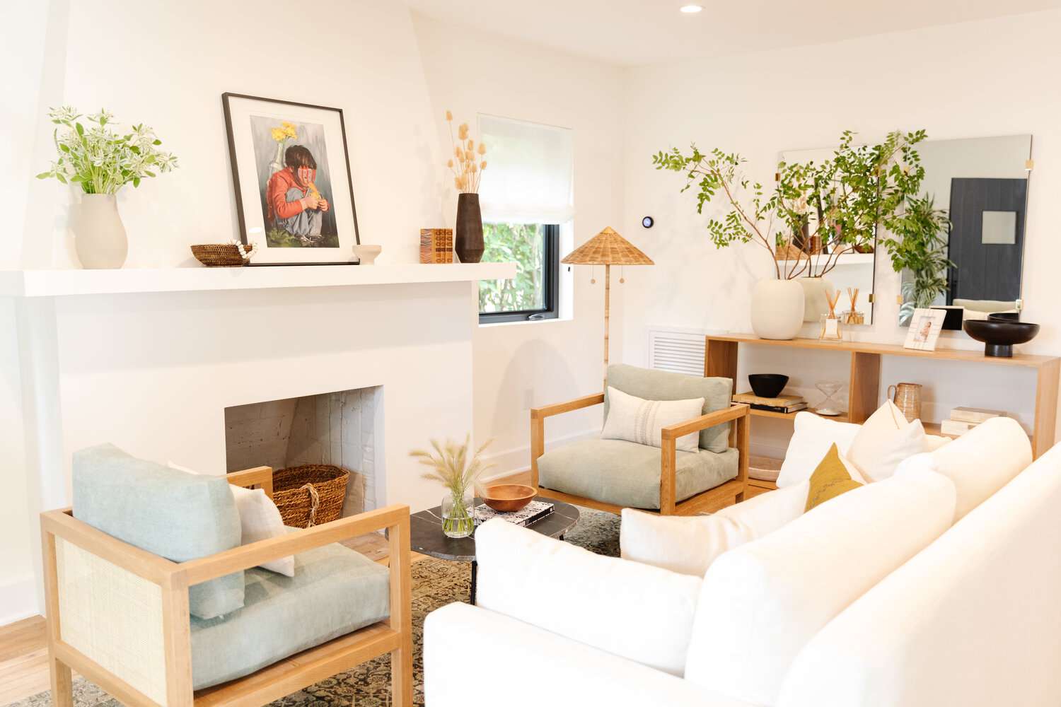 客厅里有一个篮子和壁炉