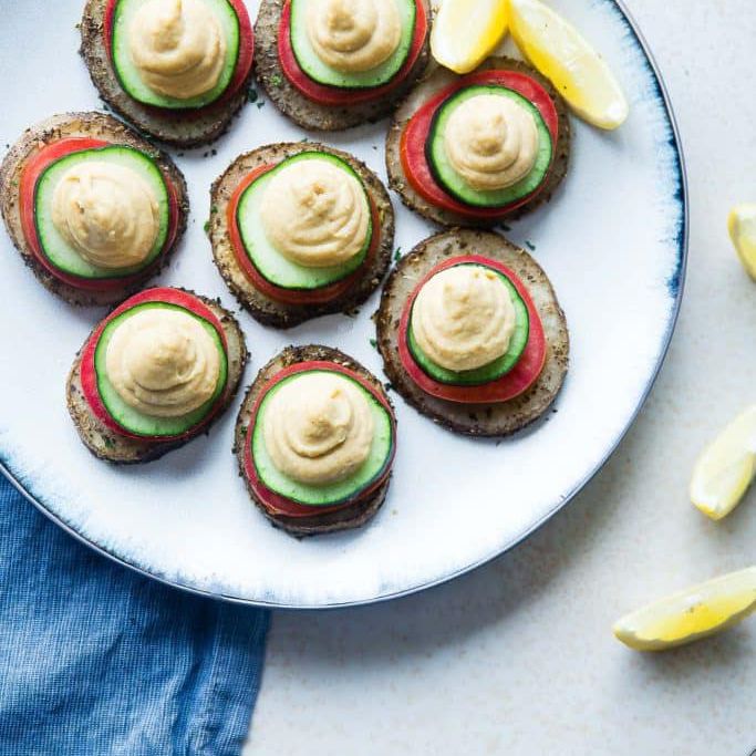 用鹰嘴豆泥咬希腊马铃薯