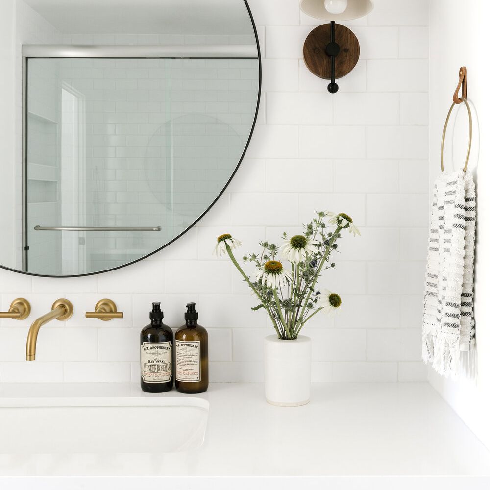 浴室里铺着经典的地铁白色瓷砖