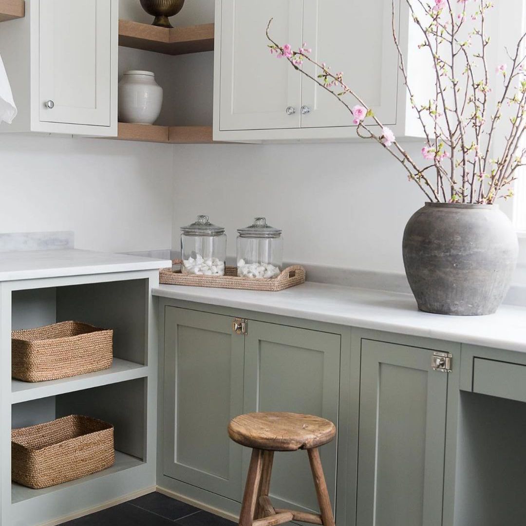 绿色洗衣间，有架子