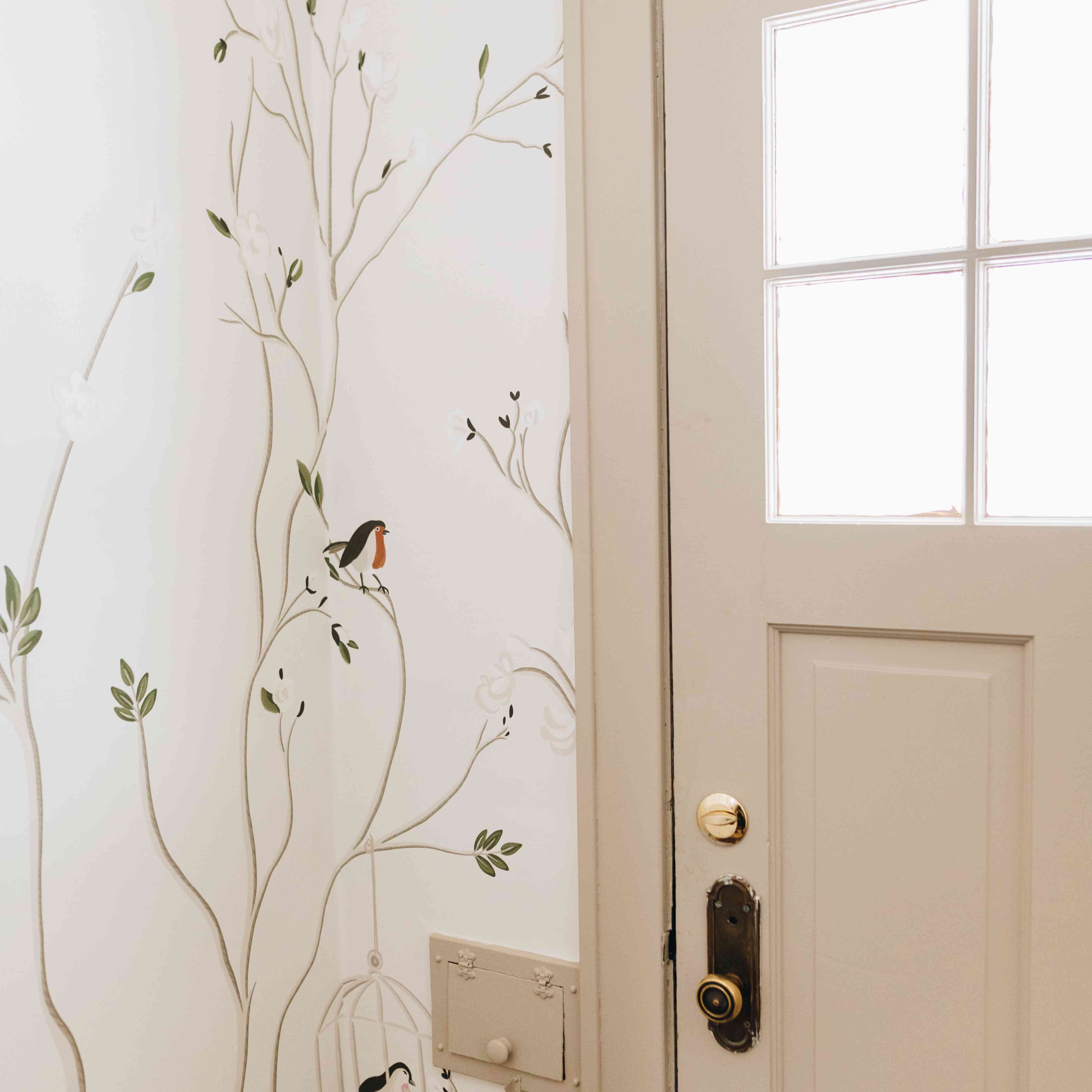 入口有She She手绘墙纸