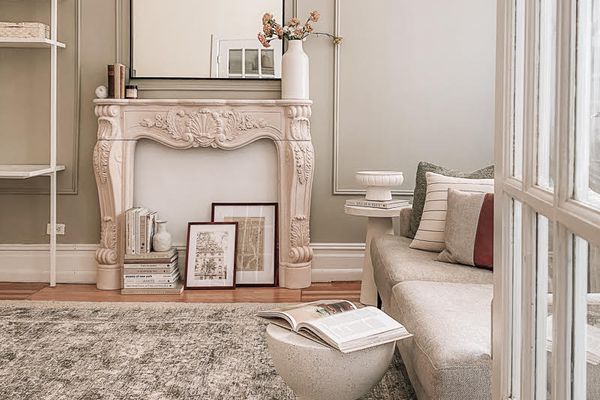 巴黎人风格的客厅配有华丽的地幔和中立细节。