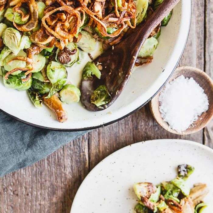 奶油球芽甘蓝和野蘑菇