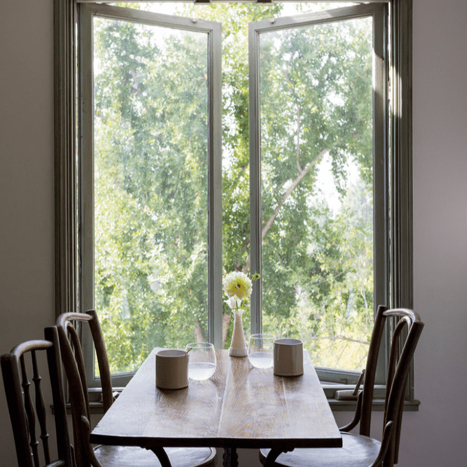 一张小餐桌上有一个花瓶里面的花瓶