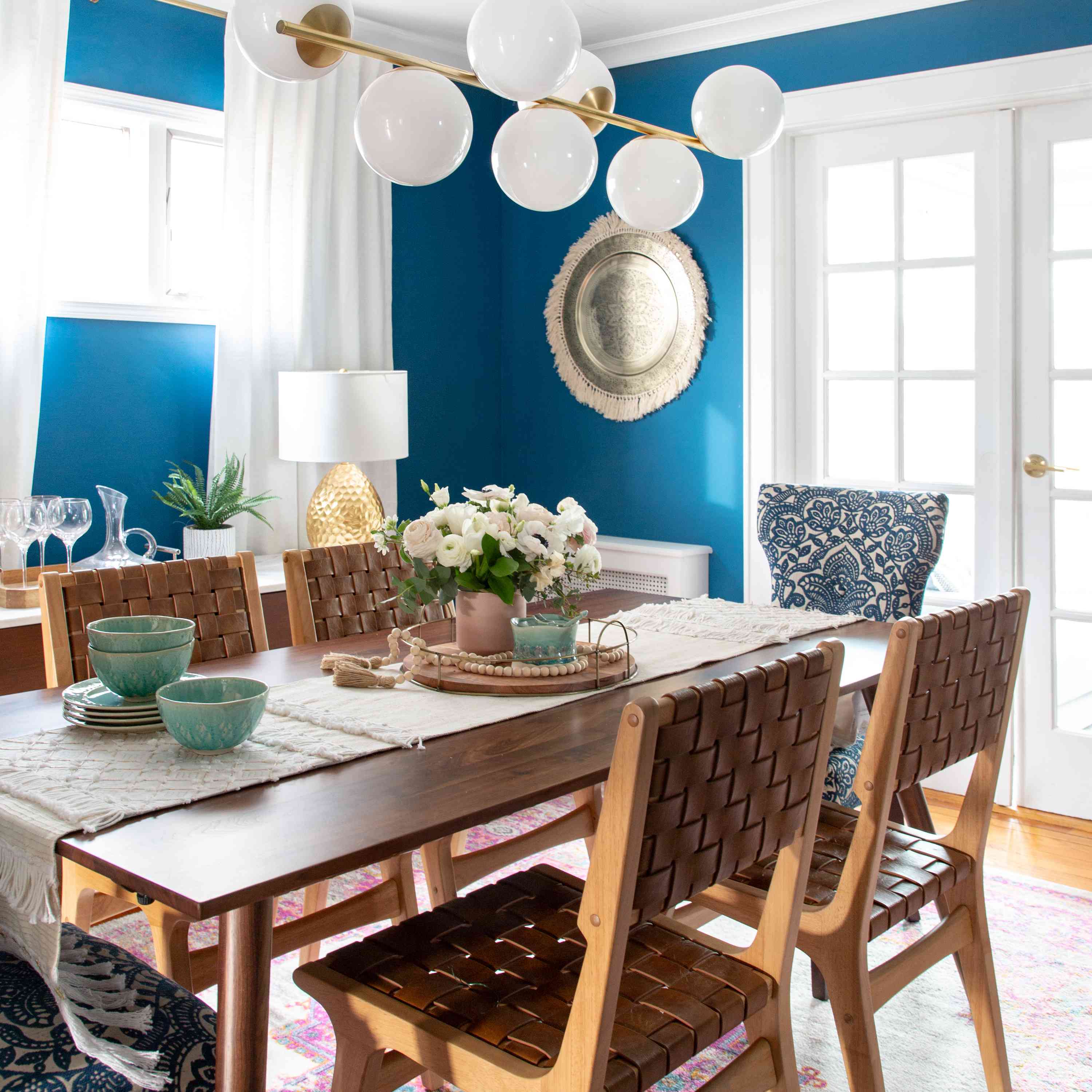 餐厅的桌子和椅子的特写。