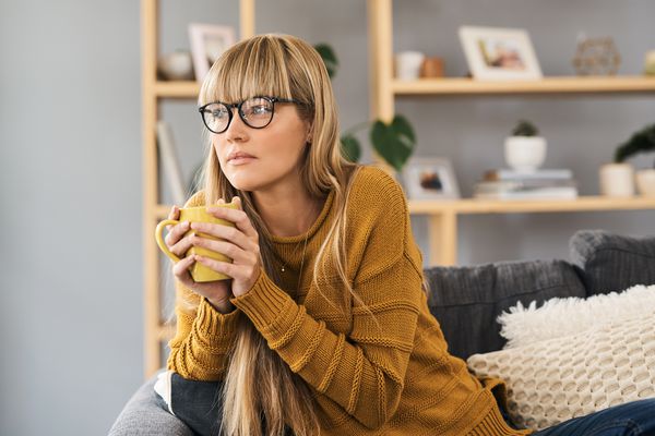 看与杯子的妇女电视