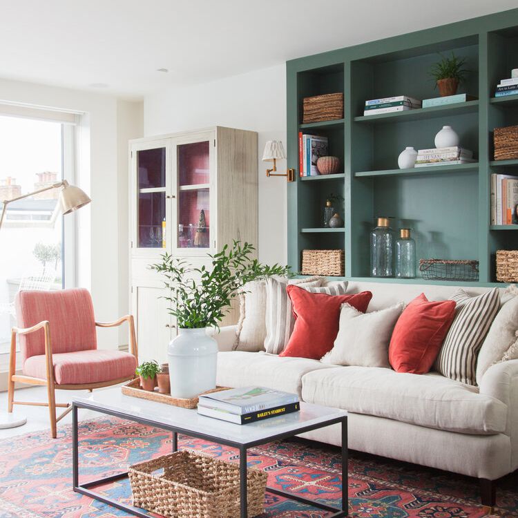 粉色的中性客厅，绿色的嵌壁式书架。