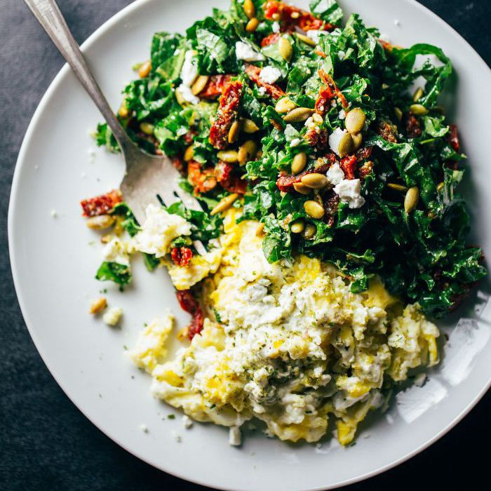 羊奶酪炒鸡蛋配香蒜酱蔬菜