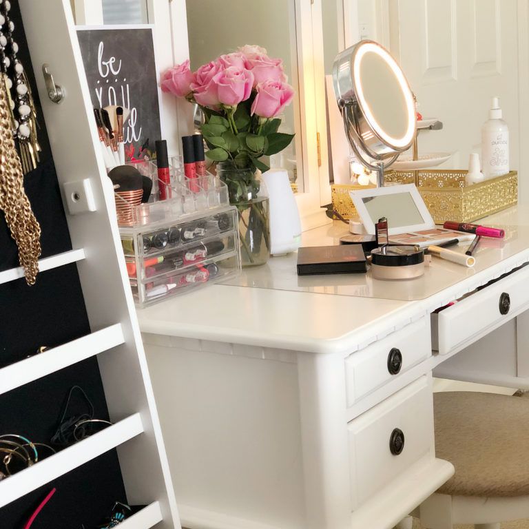 有照明镜子的白色梳妆台设置。