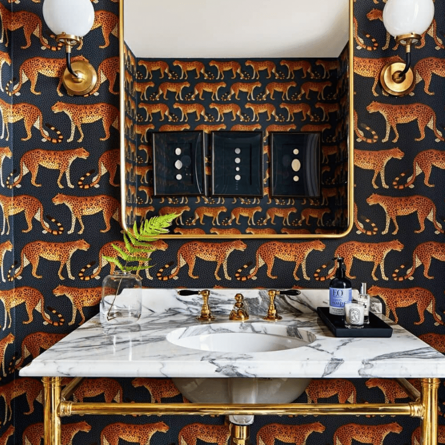 豪华化妆间，有猎豹壁纸。