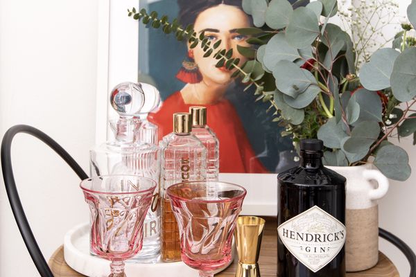 酒吧区与粉红色的酒杯，绿叶和艺术。