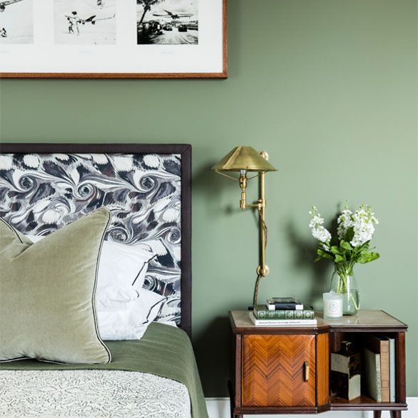 绿色墙壁的小卧室